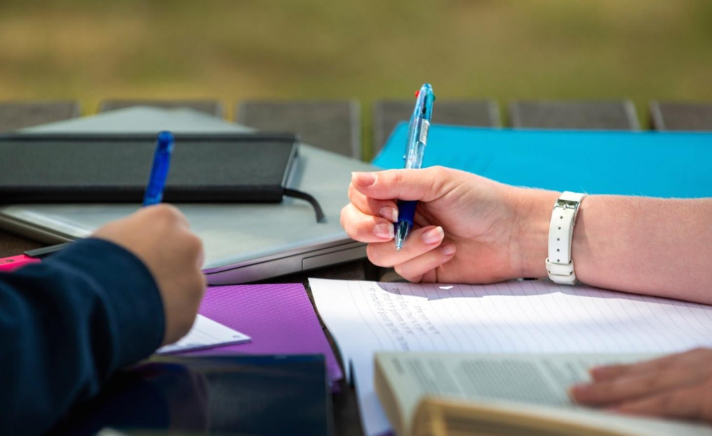 Reunión de equipo analizando dashboard financiero personalizado